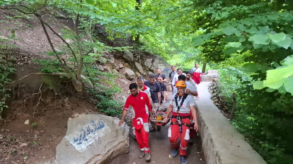 مشهد نجات مسافر مشهدی از آبشار شیرآباد پس از ۷ ساعت تلاش نفسگیر