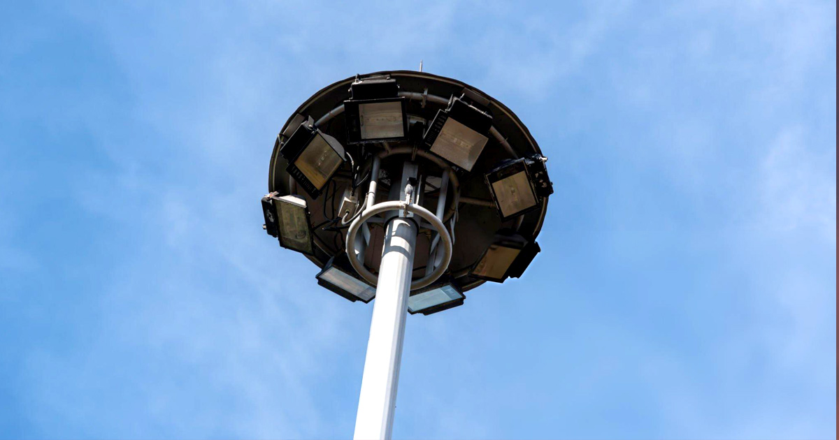 راهنمای جامع انتخاب پروژکتور برای برج نوری