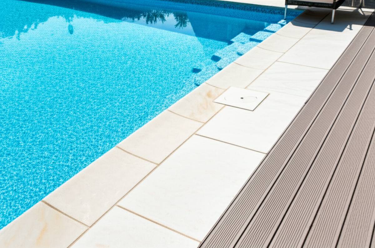 طراحی محوطه استخر با متریال مقاوم به حرارت و رطوبت