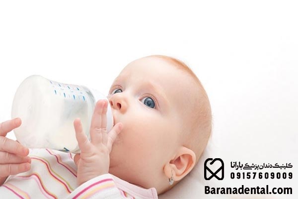 خواباندن کودک با شیشه شیر موجب پوسیدگی دندان می&zwnj;شود.